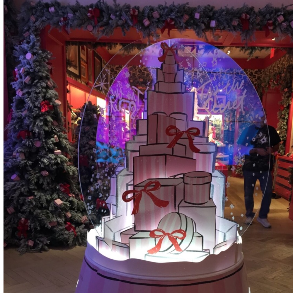 2019 RARE VICTORIAS SECRET DISPLAY GARLAND WITH MINI GIFT BAGS